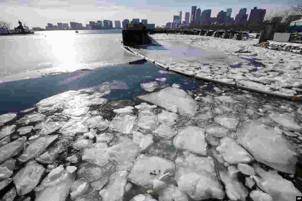 سخت سردی کے باعث بوسٹن کے ساحل کےنزدیک سمندر پر برف کے ٹکڑے تیر رہے ہیں۔تیز ہواؤں کے باعث ریاست میساچوسٹس اور مین کے ساحلی قصبوں میں سمندر کا پانی داخل ہوگیا ہے جب کہ بوسٹن کے تاریخی ساحلی علاقے سے ایک میٹر تک بلند ساحلی لہریں ٹکرا رہی ہیں۔
