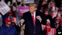 ၂၀၂၀ အမေရိကန် ရွေးကောက်ပွဲအတွက် ပန်ဆယ်လ်ဗေးနီးယားပြည်နယ်မှာ မဲဆွယ်စည်းရုံးနေတဲ့ အမေရိကန်သမ္မတ Donald Trump။ (အောက်တိုဘာ ၂၀၊ ၂၀၂၀)
