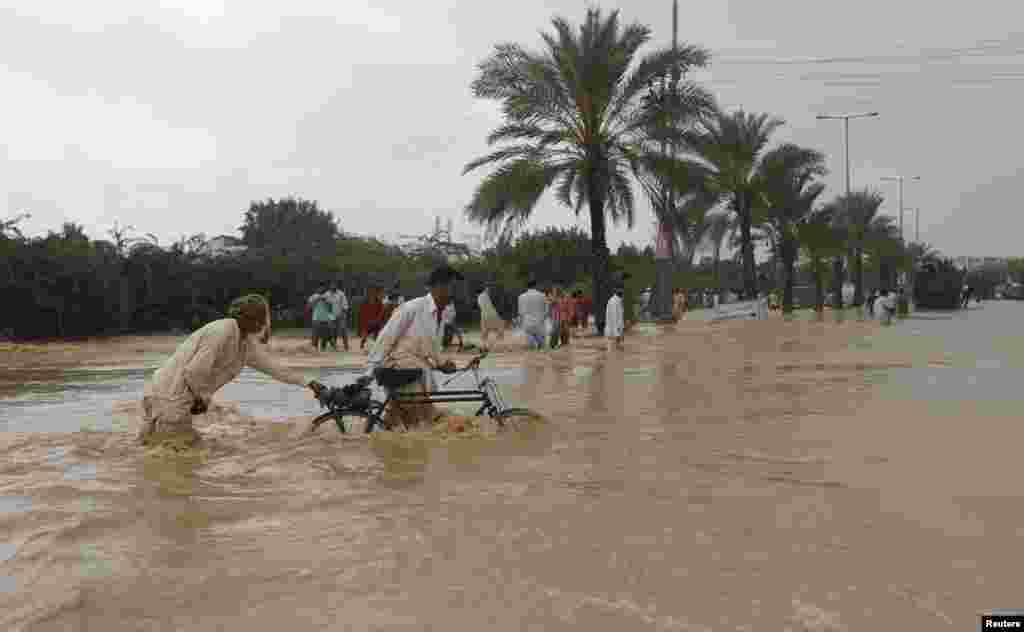 &nbsp;پاکستان کے مختلف علاقوں میں گزشتہ چند دنوں کے دوران شدید بارشوں اور سیلاب سے درجنوں افراد ہلاک اور سینکڑوں متاثر ہوئے ہیں۔