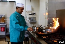 Abdur Rouf, a Bangladeshi immigrant, works as a chef at Aladdin Sweets & Cafe, in Hamtramck, Michigan. (A. Barros/VOA)