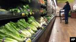 Khách hàng không mua xà-lách romaine tại một chợ thực phẩm ở California khi có tin xà-lách này bị nhiễm vi-rút E-coli gây ngộ độc thực phẩm (ảnh tư liệu ngày 20/11/2018).