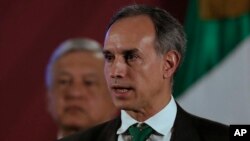 El subsecretario de salud de México, Hugo López-Gatell, habla con reporteros durante la conferencia de prensa diaria de la presidencia en Ciudad de México.
