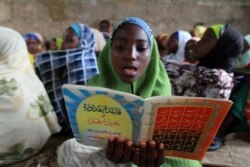 Seorang anak perempuan Nigeria sedang mengaji di kota Kano di bagian utara Nigeria, 21 Juli 2012, sebagai ilustrasi. (Foto: REUTERS/Akintunde Akinleye)