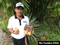 Sekjen Perpubi Dudi Darma Bakti menunjukkan gelas bambu dan tas bambu yang dipamerkan dalam ajang "Bambu is Wonderful" di Bandung, Senin (26/11/2018) sore. Dia mengatakan bambu bisa jadi 1500 produk turunan. (Foto: Rio Tuasikal/VOA)