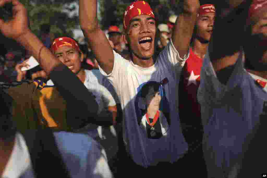 Supporters of Aung San Suu Kyi and the NLD party sing and dance in Rangoon, March 30, 2012. (Reuters)