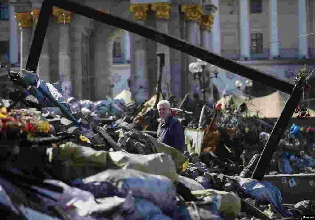 Ukrainians, in accordance with Orthodox church tradition of marking the 40th day since death, remember those who lost their lives during pro-Europe protests in Kyiv, March 30, 2014.&nbsp; &nbsp;