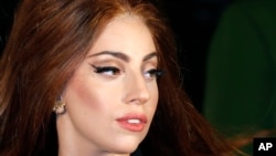 Lady Gaga tiba di UK untuk meluncurkan parfum terbarunya "Fame"; di luar Harrods di London, 7 Oct., 2012.
