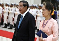 FILE - Myanmar's State Counsellor Aung San Suu Kyi is welcomed by Cambodia's Prime Minister Hun Sen at the Peace Palace in Phnom Penh, Cambodia, on April 30, 2019. (REUTERS/Samrang Pring)