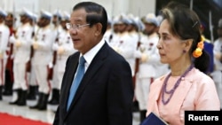 FILE PHOTO - Myanmar's State Counsellor Aung San Suu Kyi is welcomed by Cambodia's Prime Minister Hun Sen at the Peace Palace in Phnom Penh, Cambodia, on April 30, 2019. (REUTERS/Samrang Pring)