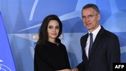 El Secretario General de la OTAN Jens Stoltenberg da la bienvenida a la actriz y Enviada Especial de la ONU para los Refugiados, Angelina Jolie. Bruselas, Bélgica. Enero 31, 2018.