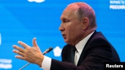 Ông Putin phát biểu tại một diễn đàn năng lượng ở Moscow, ngày 3/10/2018. 
