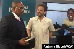 Rowan Moore Gerety e o diplomata moçambicano Aristides Adriano