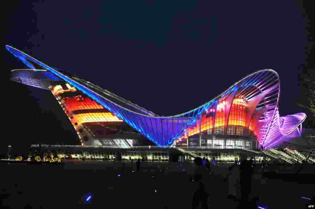 中国山东省青岛市“凤凰之声”大剧院夜景（2018年7月2日）。该剧院位于青岛西海岸新区金沙滩景区，外形就像落在地上的凤凰。