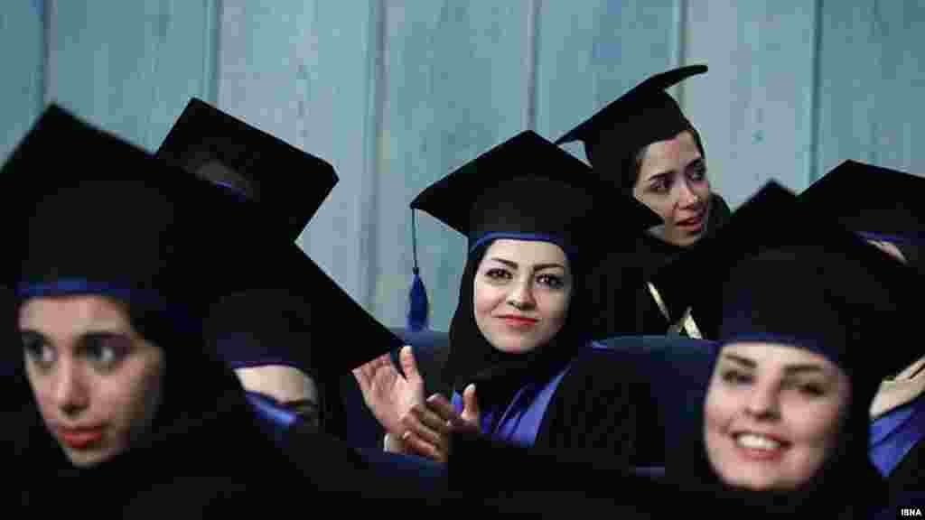 این عکس یک مراسم فارغ التحصیلی دانشجویان در مازندران است. همزمان &nbsp;مرکز آمار می گوید ۱۱۰ هزار نفر با مدرک دکترا در ایران بیکارند. همچنین فارغ التحصیلان دارای لیسانس، بیشترین قشر بیکار محسوب می شوند.