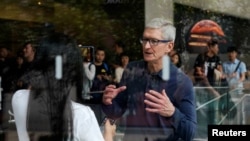 蘋果公司首席執行官蒂姆·庫克於2018年10月9日訪問上海一家蘋果商店。