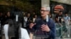 苹果首席执行官蒂姆·库克2018年10月9日访问上海一家苹果商店。(路透社资料照)