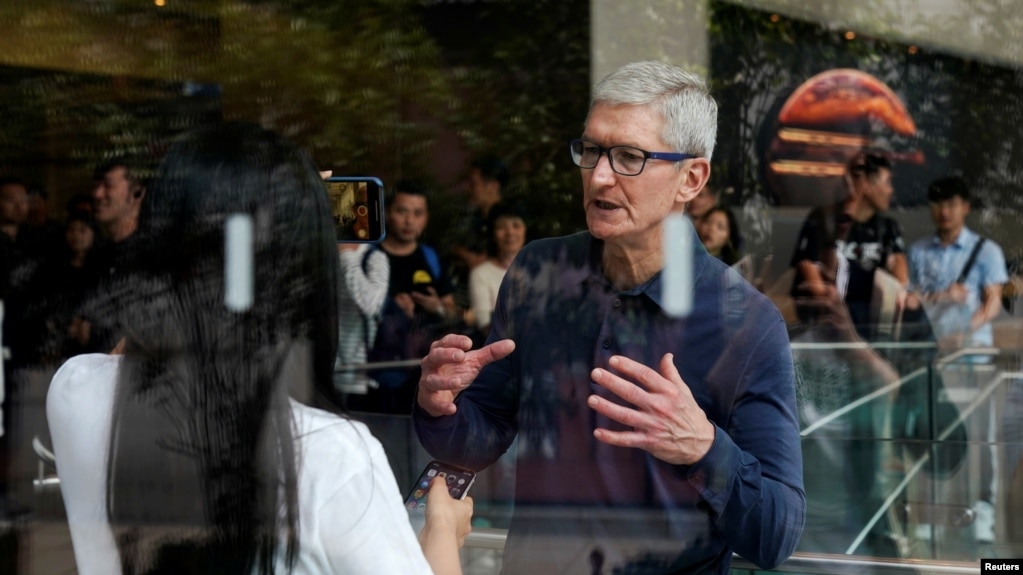 苹果首席执行官蒂姆·库克2018年10月9日访问上海一家苹果商店。(路透社资料照)