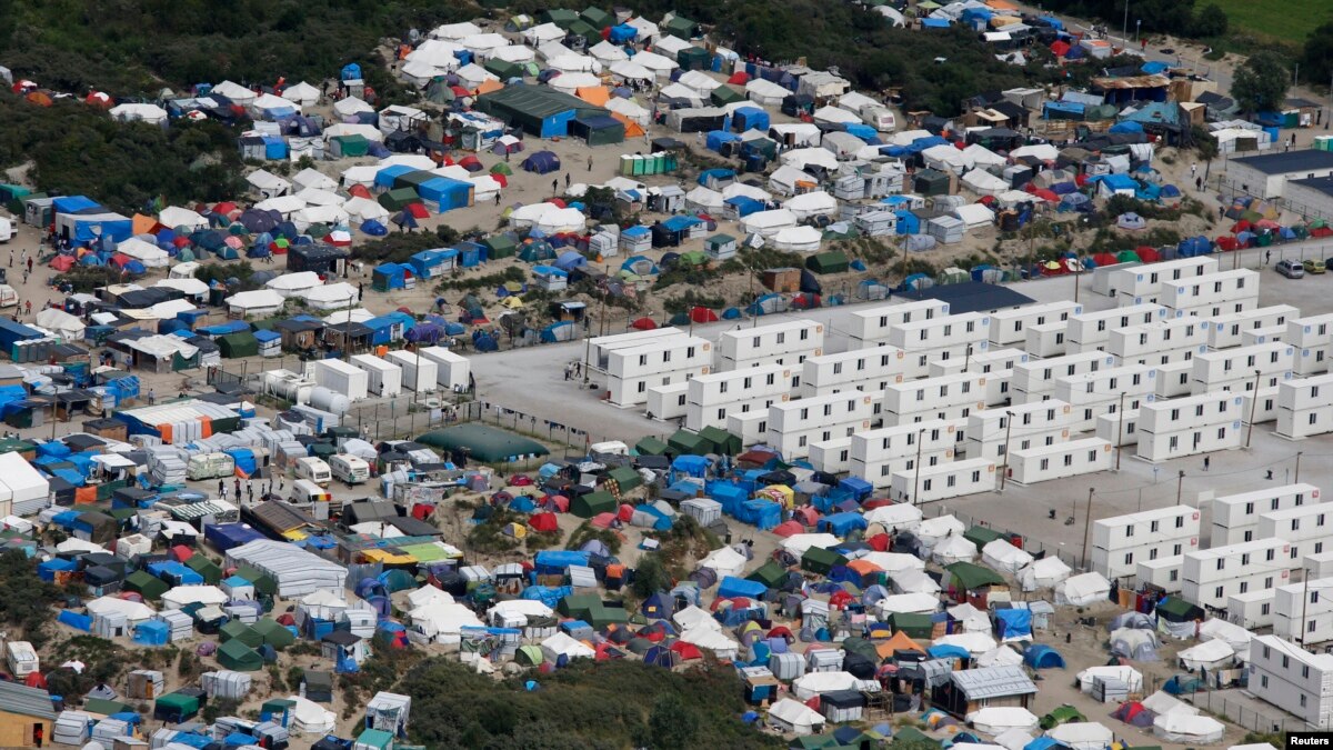 Près de 900 migrants mineurs isolés dans les camps de Calais en France