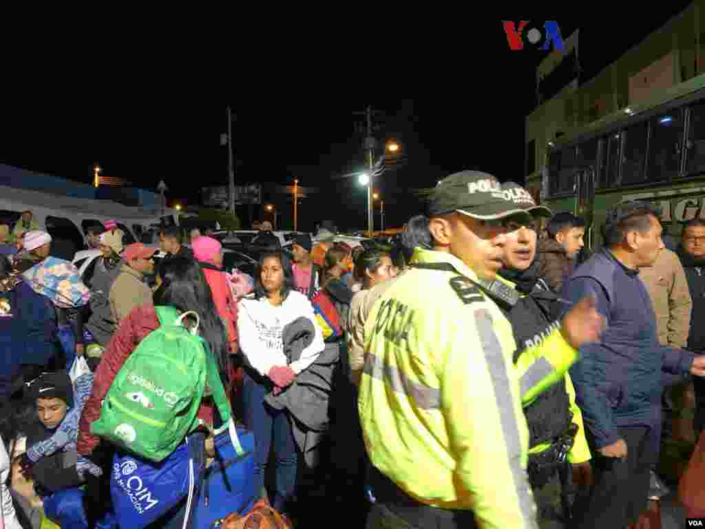 Los buses partieron desde el punto de control migratorio en la frontera entre Colombia y Ecuador. (Foto: Celia Mendoza - VOA)