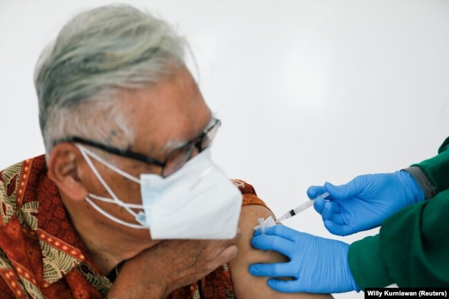 S. Parlindungan Gultom, seorang dokter berusia 76 tahun, menerima suntikan pertama vaksin Biotek Sinovac China untuk COVID-19, sebagai penggunaan vaksin yang disetujui untuk populasi lansia, di Jakarta, 8 Februari 2021. (Foto: REUTERS/Willy Kurniawan)