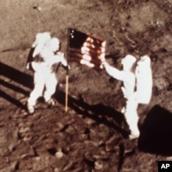 1969年7月20日，美国宇航员阿姆斯特朗和奥尔德林在月球上升起美国国旗