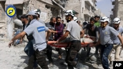 2016年9月21日在叙利亚阿勒颇东部营救人员在空袭后抢救受伤人员。