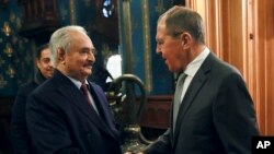 Le ministre russe des Affaires étrangères, Sergueï Lavrov, à droite, serre la main de Khalifa Haftar, le chef de l'armée nationale libyenne autoproclamée avant les pourparlers à Moscou, en Russie, le 13 janvier 2020.