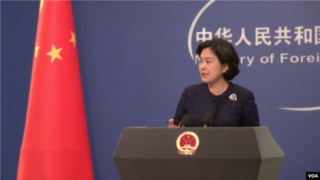 2017年10月31日中国外交部发言人华春莹在例行记者会上。（美国之音艾德拍摄）