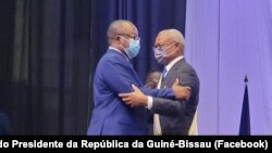 Umaro Sissoco Embaló, Presidente da Guiné-Bissau (esq), na posse de José Maria Neves, Presidende de Cabo Verde (dir), 9 de Novembro de 2021