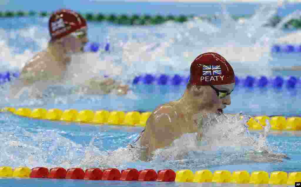 مردوں کی 100 میٹر تیراکی کے مقابلے میں برطانیہ کے تیراک ورلڈ رکارڈ بنانے میں مصروف