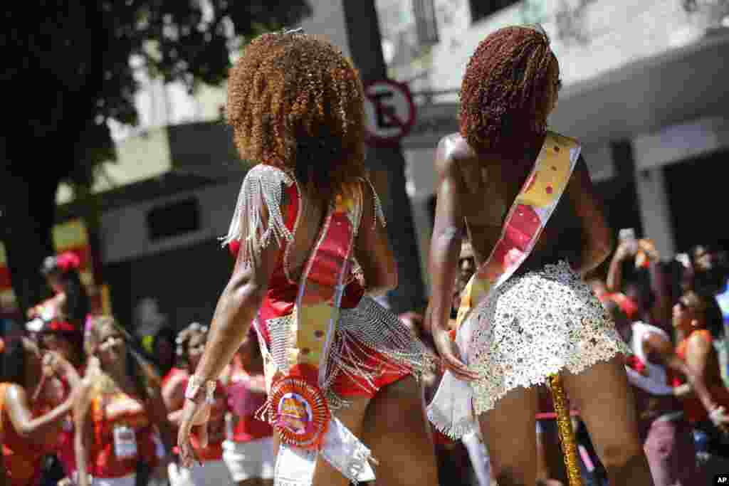 Apresentações de carnaval tomas as ruas dias antes dos desfiles.