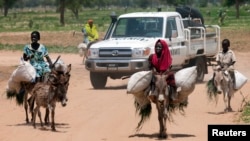 Anggota Misi Gabungan PBB-Uni Afrika di Darfur (UNAMID) dari Ethiopia tengah berpatroli di wilayah Gereida (Darfur Selatan), 25 Juli 2013 (Foto: dok). Tiga anggota pasukan perdamaian PBB dilaporkan tewas di Darfur Barat, Sudan, akibat serangan kawanan bersenjata di kawasan tersebut, Minggu (13/10).