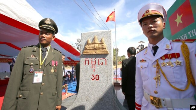 Lính Việt Nam và Campuchia tại một cột phân giới giữa tỉnh Gia Lai và tỉnh Rattanakiri.