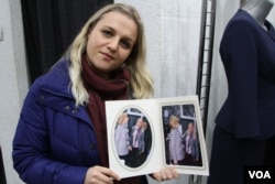 Cô Elda Morina, quản lý của cửa hiệu thời trang Hillary Boutique 2hãnh diện khoe những bức ảnh cô chụp chung với bà Clinton khi bà đến thăm Pristina vào năm 2012.