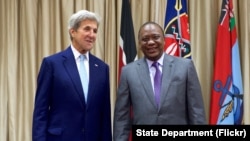 Ngoại trưởng Hoa Kỳ John Kerry và Tổng thống Kenya Uhuru Kenyatta trước một cuộc họp song phương Nairobi, Kenya, ngày 22 tháng 8 năm 2016.