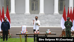 Presiden Jokowi Meresmikan Pembagian Obat dan Vitamin Gratis bagi Pasien COVID-19 yang sedang Isoman di Istana Merdeka, Jakarta, Kamis (15/7).(Foto: Courtesy/Biro Setpres)