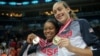 Odyssey Sims (izquierda) y Breanna Stewart muestran su medalla de oro en baloncesto femenino, ganada por EE.UU. en Turquía.
