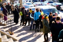 Warga antre panjang untuk menerima alat tes COVID-19 gratis di kota Philadelphia, AS (foto: dok).