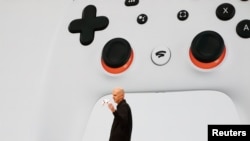 Google VP and GM Phil Harrison shows off the WiFi-enabled controller that lets players launch a microphone and use Google Assistant to ask questions. Another button lets users share gameplay directly to Google's video streaming service, YouTube. 