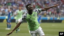 Ahmed Musa festeja tras anotar el segundo gol de Nigeria contra Islandia en el partido por el Grupo D del Mundial en Volgogrado, Rusia, el viernes 22 de junio de 2018. (AP Foto/Darko Vojinovic)