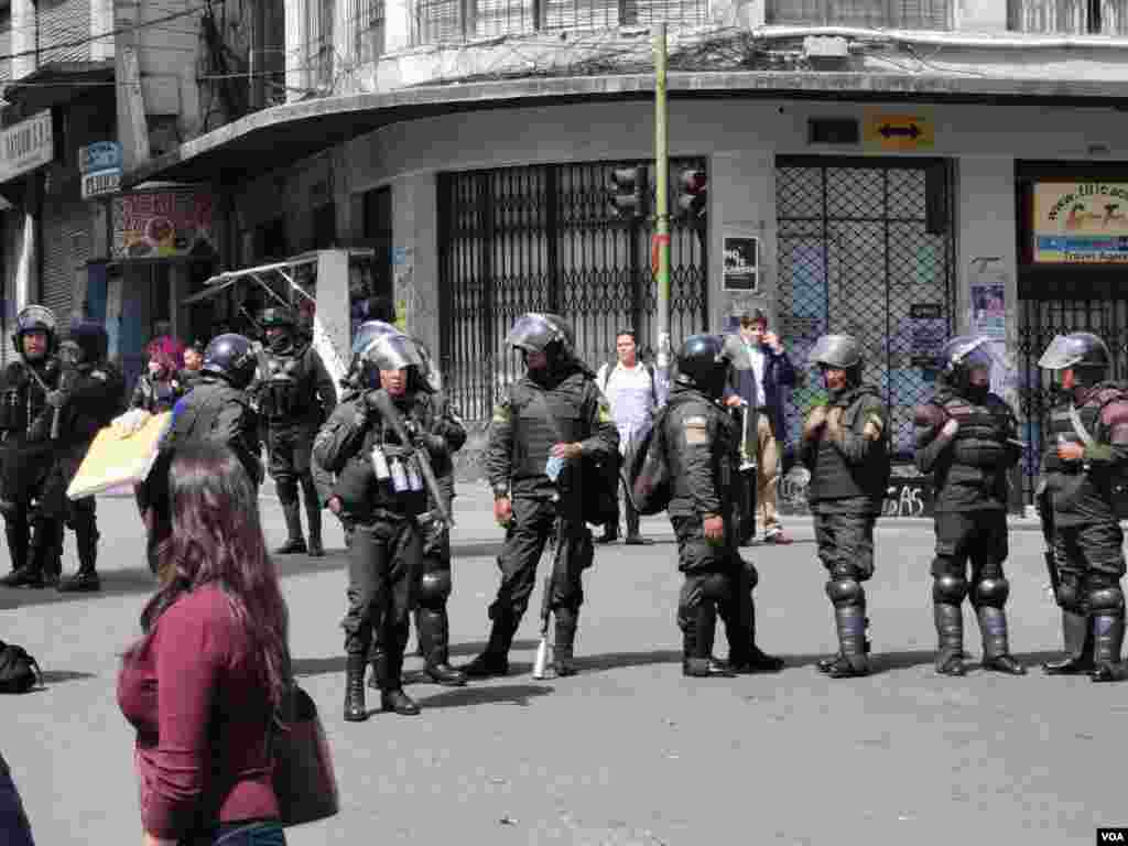 La presencia de la policía se mantiene en distintos puntos de la ciudad con el objetivo de prevenir y disuadir a los grupos que pretenden reanudar marchas o protestas.