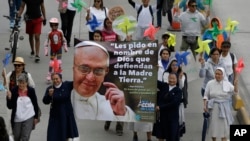 Para biarawati membawa poster Paus Fransiskus dan pesan dalam bahasa Spanyol: "Saya meminta Anda dalam nama Tuhan untuk Membela Bumi" dalam pawai untuk memerangi perubahan iklim Bogota, Colombia, 29 November 2015.