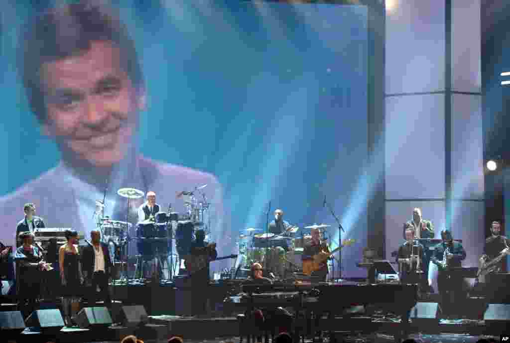 Stevie Wonder y la banda&nbsp; Rickey Minor rinden tributo a Dick Clark durante la entrega de los premios American Music Awards 2012.