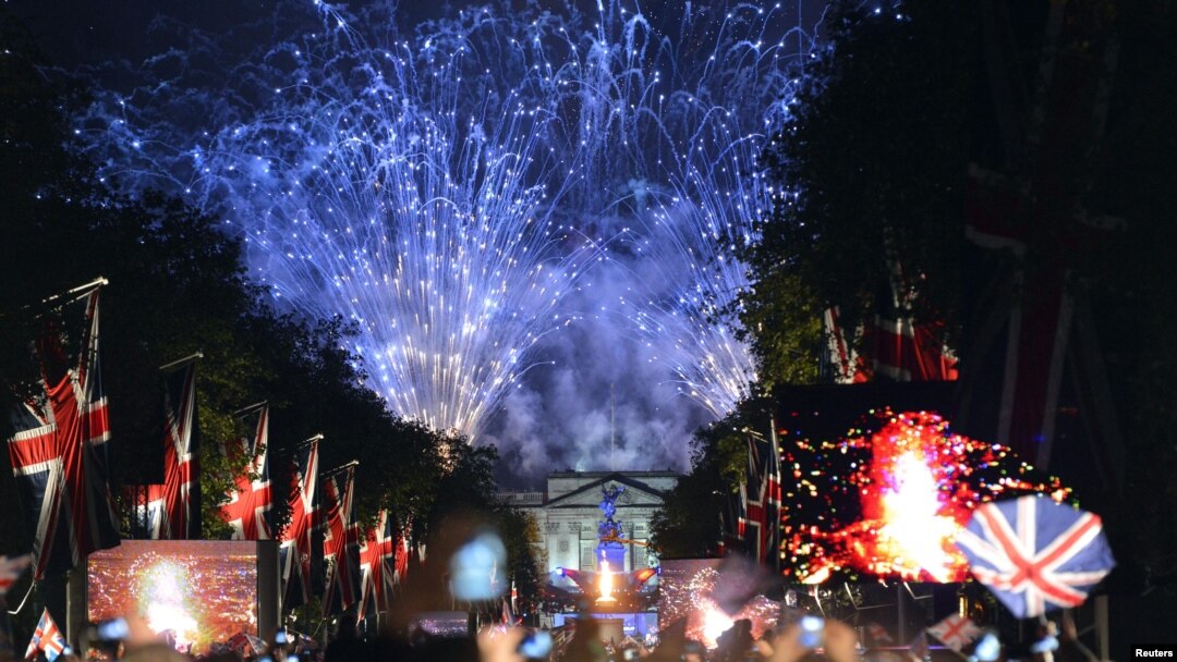 Istana Buckingham di London menyalakan kembang api untuk memperingati 60 tahun Ratu Elizabeth naik tahta (4/6).