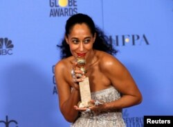 Aktris Tracee Ellis Ross saat menerima penghargaan Golden Globe untuk Best Performance Aktris dalam Serial Televisi kategori Musikal atau Komedi "Black-ish", 8 Januari 2017. (Foto: dok).