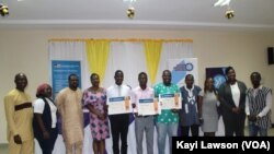 Les lauréats avec les membres du Jury et du bureau du GAAT, Lomé, le 24 octobre 2019. (VOA/Kayi Lawson)