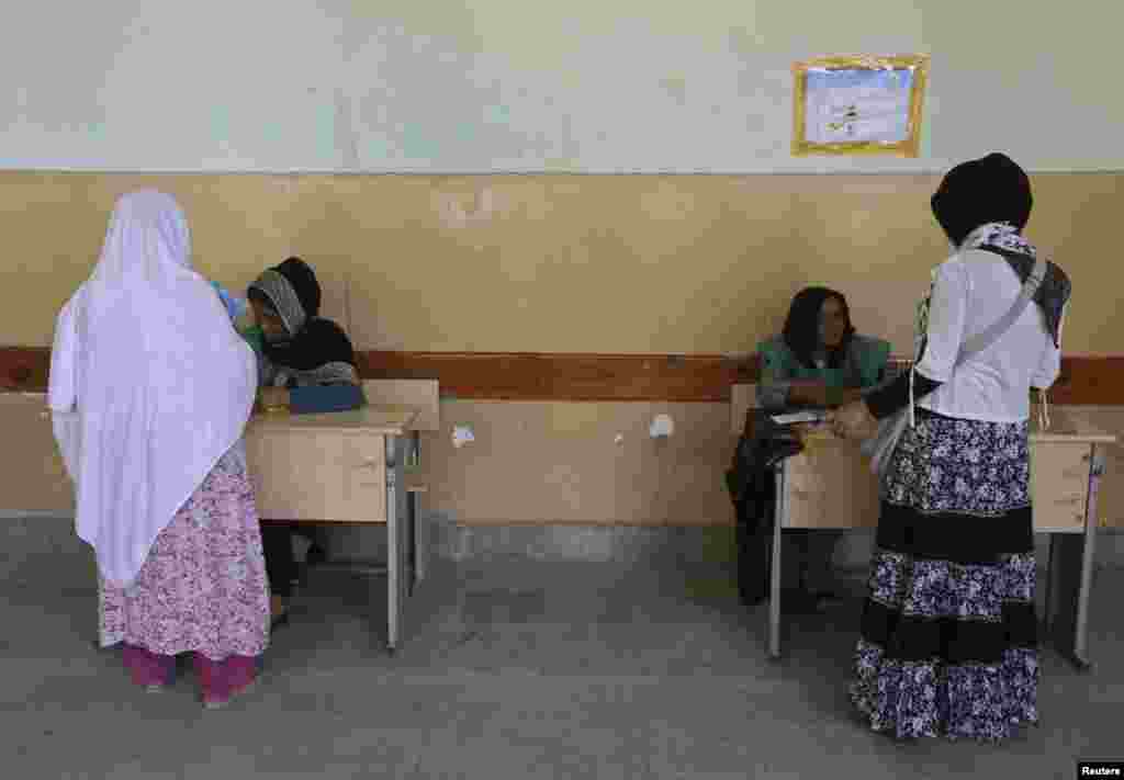 کابل کے ایک پولنگ اسٹیشن میں خواتین اپنا حق رائے دہی استعمال کر رہی ہیں۔