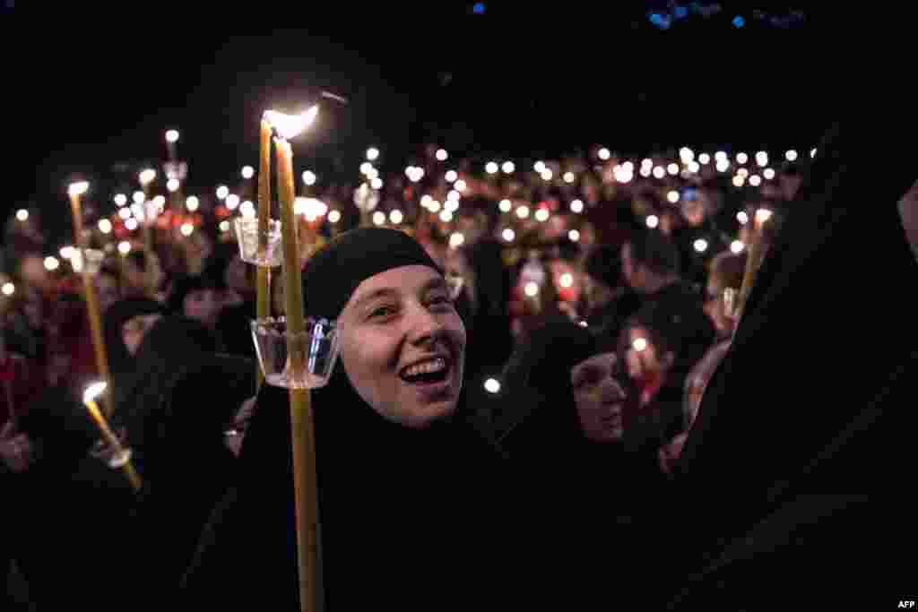 마케도니아 수도 스코페 서부에 위치한 세인트 조반 비고르스키 수도원에서 부활절 미사가 봉헌되는 가운데, 정교회 신자들이 예루살렘에서 도착한 &#39;거룩한 불&#39;로 촛불을 밝히고 있다.