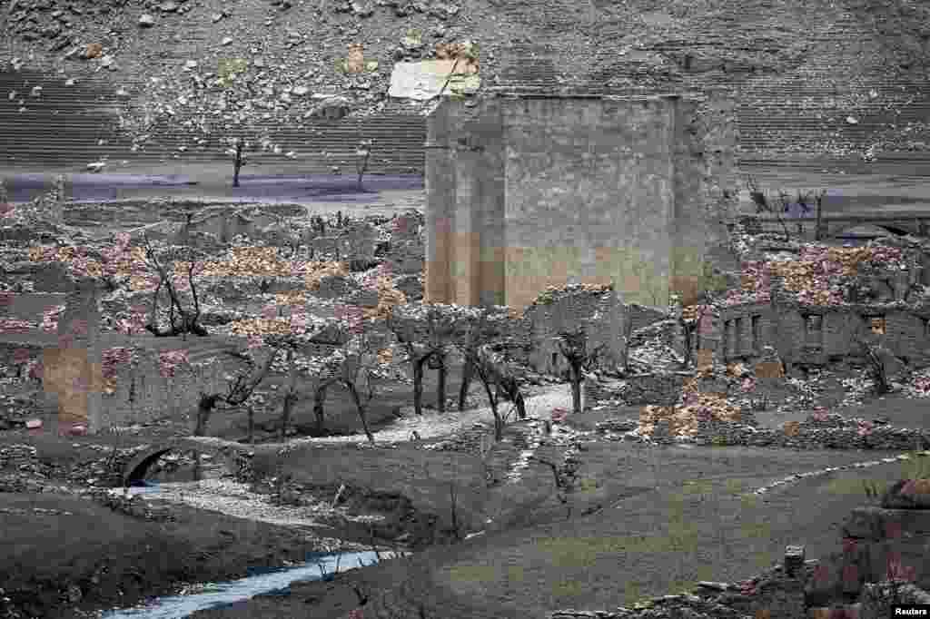 스페인 리오하 일대에서 계속된 가뭄으로 만시아 저수지에 수몰됐던 도시가 모습을 드러냈다.