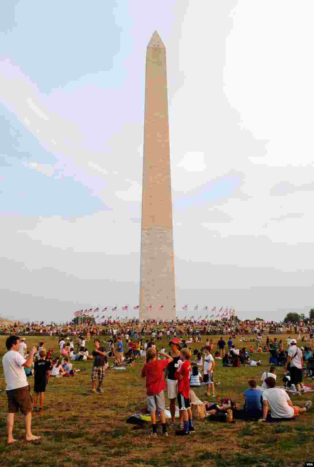 Crowds of people arrived hours early to get the best spots to watch the fireworks, Washington, July 4, 2012. (M. Lipin/VOA) 